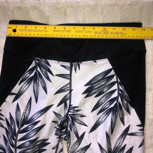 Betsy Johnson performance Leggings.  White with pretty black palm print sz- L - Picture 7 of 8